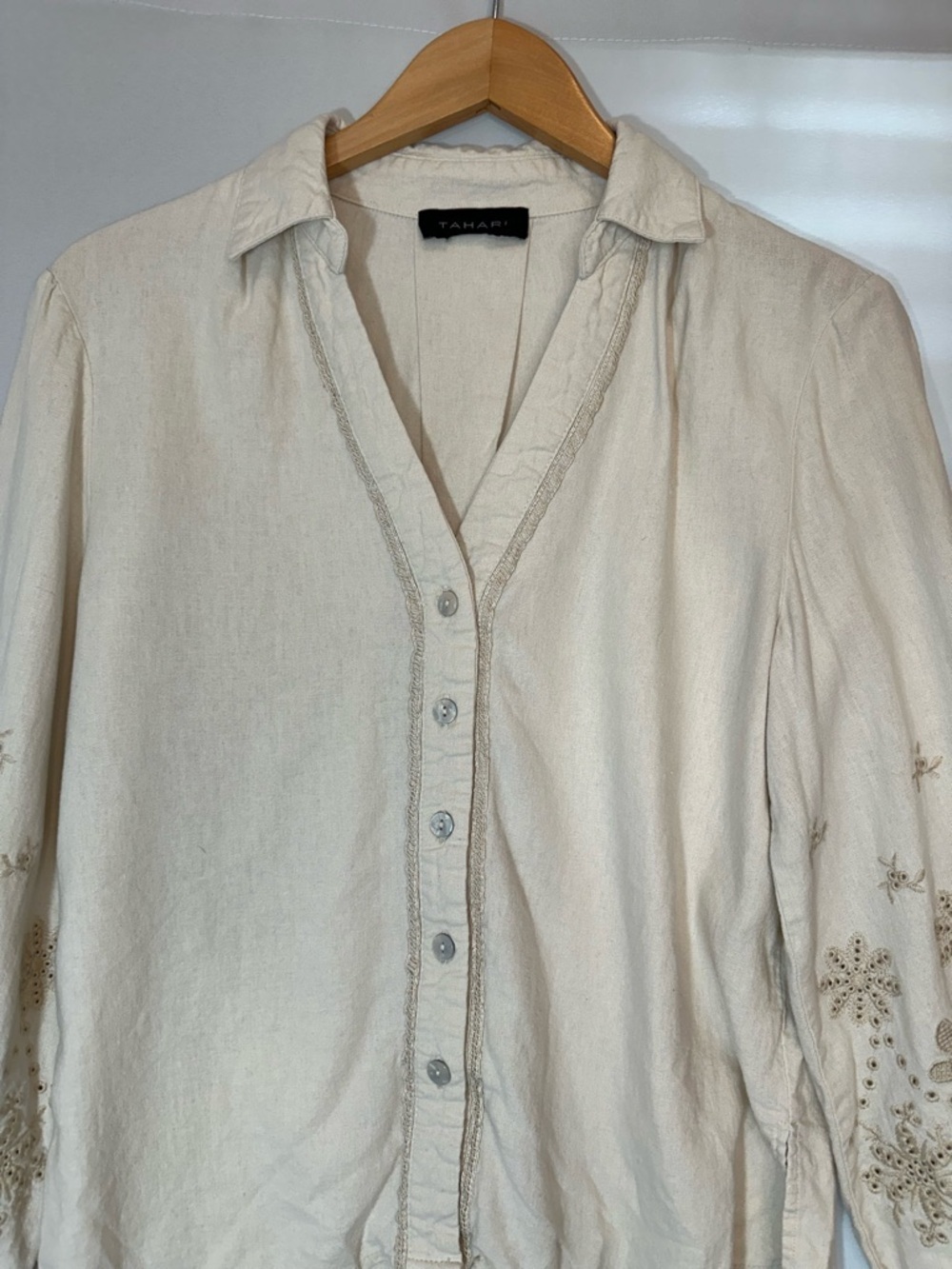 Tahari Linen Blend Embroidered Womens Size Button Long Sleeve Blouse Top Shirt - Picture 4 of 7